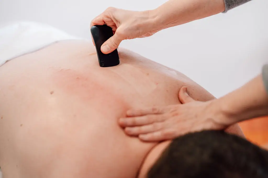 Gua Sha - Tuina Anwendung am Rücken